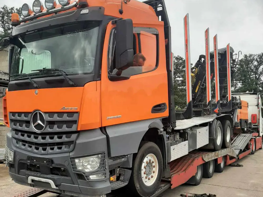 Mercedes Arocs Holztransporter auf einem Tieflader