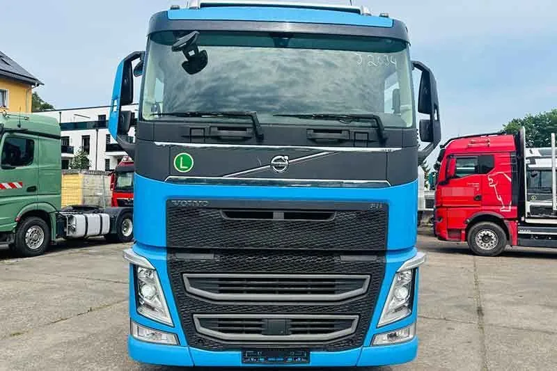 Hellblauer Volvo FH von vorne