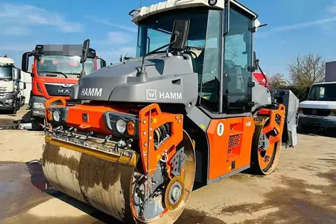 Orangefarbene HAMM Tandemwalze