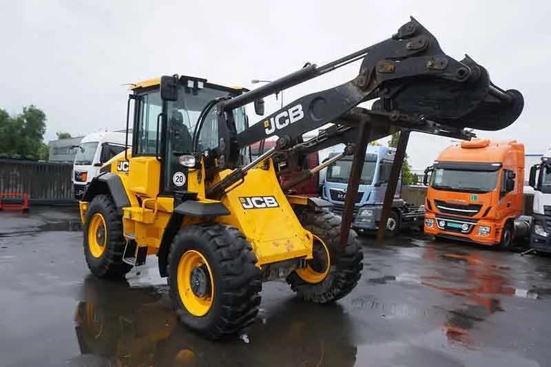 Gelber JCB Radlader mit angehobener Schaufel