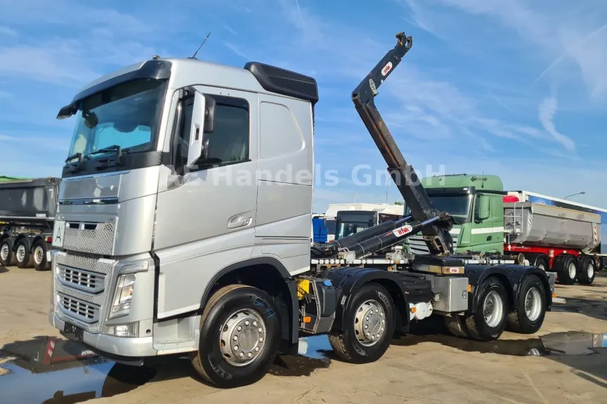 Silberner Volvo FH Abrollkipper auf dem Hof
